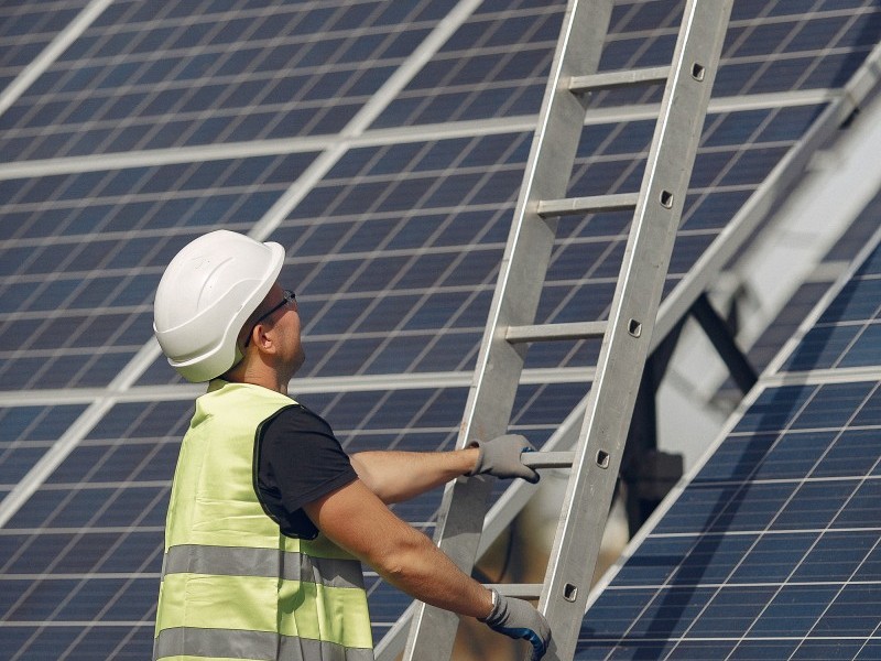 Custos de Oportunidade: Quanto a Sua Empresa Perde ao Adiar a Transição Energética?